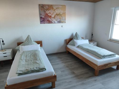 een kamer met twee bedden in een kamer bij Casa Ilona in Düren - Eifel