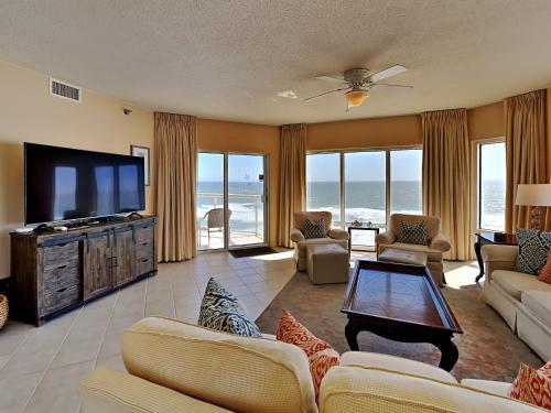 sala de estar con TV de pantalla plana y vistas al océano en Emerald Isle #1108 - Emerald Dreams, en Pensacola Beach