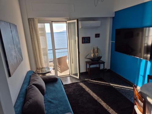 TV a/nebo společenská místnost v ubytování Captain's home loutraki