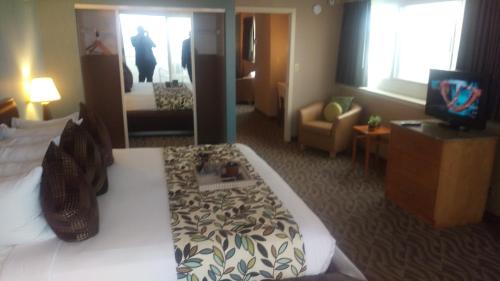 una camera d'albergo con un letto e un soggiorno di Flagship Boardwalk Resorts ad Atlantic City