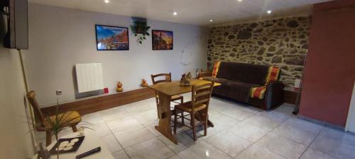 un salon avec une table et un canapé dans l'établissement La maison du pêcheur, à Livinhac-le-Haut