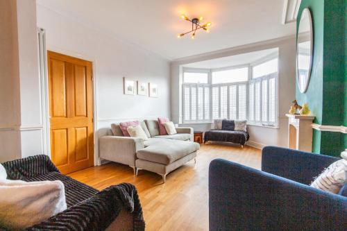 Posezení v ubytování Charming Getaway - 3BR Home in the Heart of Chester
