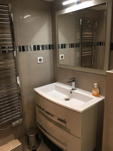 une salle de bain avec un lavabo et un miroir dans l'établissement Safranier Townhouse, à Antibes