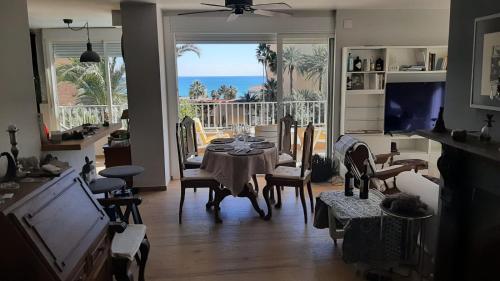 Departamento de categoría en Playa San Juan, con vistas al mar y a metros de la playa