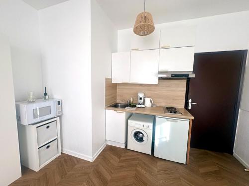 une cuisine avec un lave-linge et un lave-linge dans l'établissement Studio lumineux, cosy et calme - Nice, à Nice