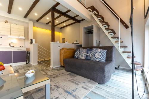 salon z kanapą i schodami w obiekcie Nautical apartment old Town Zadar - with roof terrace w mieście Zadar