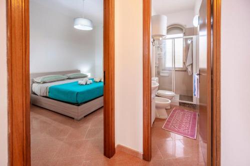 a small bedroom with a bed and a bathroom at Οικια in Avola