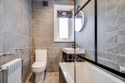 Ένα μπάνιο στο 3-Bed Countryside Retreat, Family & Pets , Sleeps 5