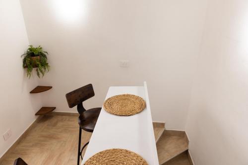 a white table with two baskets on top of it at Casa Cavour in Tarquinia