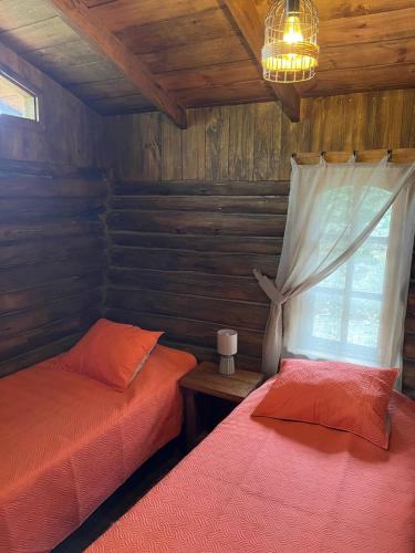 Postel nebo postele na pokoji v ubytování Cabaña de Troncos