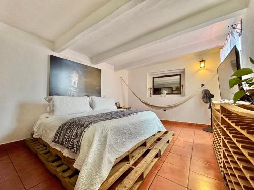 a bedroom with a bed and a mirror on the wall at Hotel Boutique Casa Catalá in Tlaxcala de Xicohténcatl