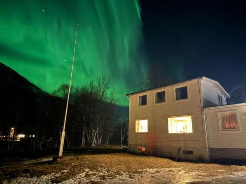 Το κτήριο όπου στεγάζεται  η παραθεριστική κατοικία