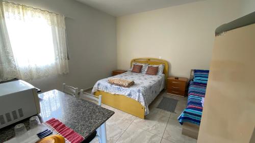 ein kleines Schlafzimmer mit einem Bett und einem Fenster in der Unterkunft Pousada Luna in Socorro