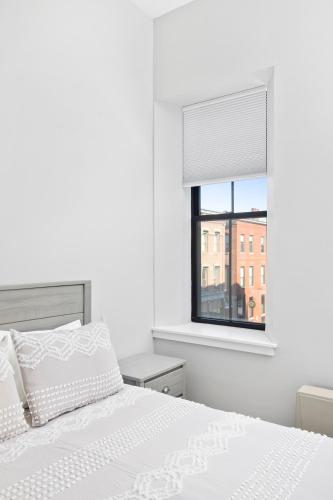 Postel nebo postele na pokoji v ubytování Modern Walkable Old Port 2BR Loft