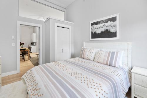 Postel nebo postele na pokoji v ubytování Modern Walkable Old Port 2BR Loft