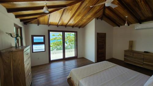 Ένα ή περισσότερα κρεβάτια σε δωμάτιο στο Casa Ohana