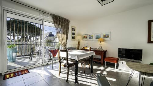 un salon avec une table et des chaises et une fenêtre dans l'établissement 