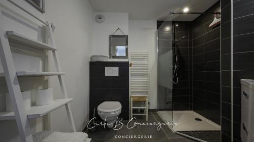 une petite salle de bain avec toilettes et douche dans l'établissement 