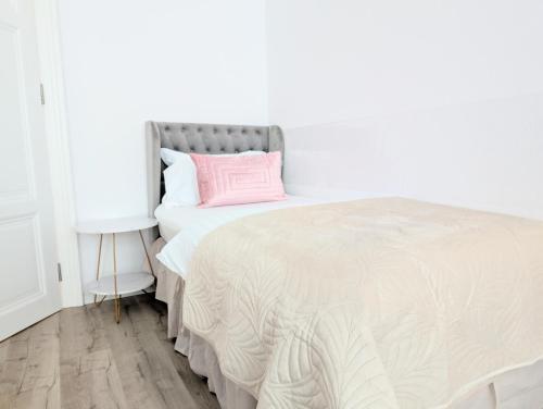 Кровать или кровати в номере FILMAP-Apartments-Zentrale Lage-Boxspringbett-Beamer-Popcorn-gratis Parkplatz