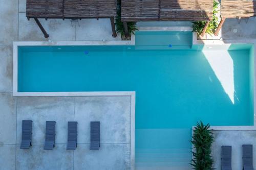 an overhead view of a swimming pool at Zirene, Depto con jacuzzi priv in Chicxulub