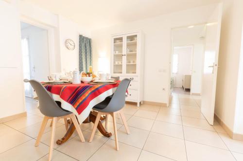 a dining room with a table and chairs at Appartement avec deux chambres. in Argelès-Gazost