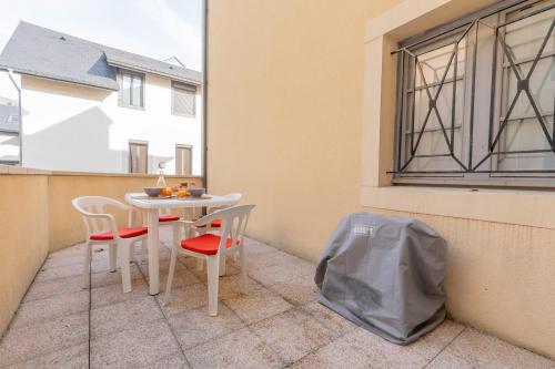 a balcony with a table and chairs and a window at Appartement avec deux chambres. in Argelès-Gazost