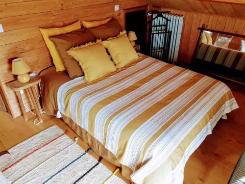 a bedroom with a bed in a log cabin at Charmant gîte duplex du bon accueil in Trôo