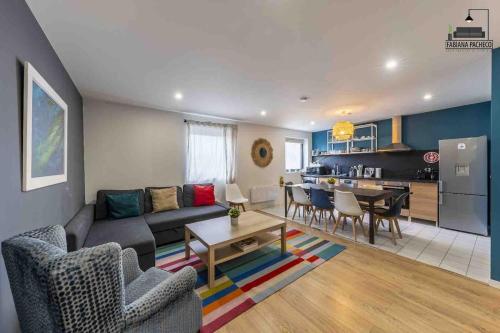 un salon avec un canapé et une table dans l'établissement AX - neuf 2023- ORLY - PARIS EXPO - 9 chambres -, à Antony