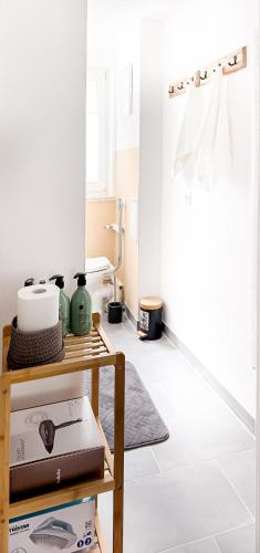 a living room with a table and a white wall at 2 ZKB-3OG oder 3 ZKB-UG im Zentrum zw Rathaus und Dom in Augsburg