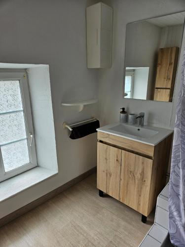 une salle de bain avec un lavabo et une fenêtre dans l'établissement Maison à louer, à Insming
