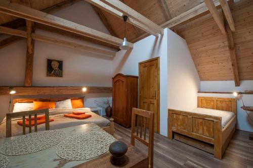 カプリツェにあるPenzion Krakoviceのベッドルーム1室(ベッド2台、テーブル付)