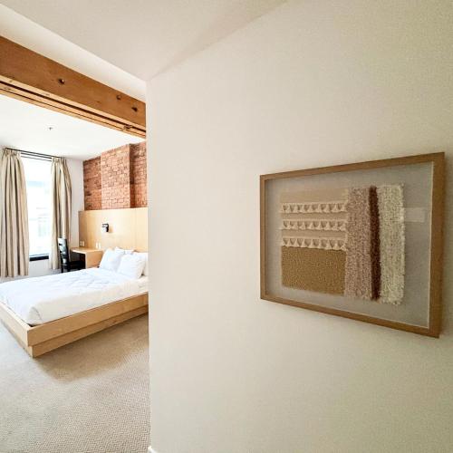 Postel nebo postele na pokoji v ubytování The Franklin Hotel