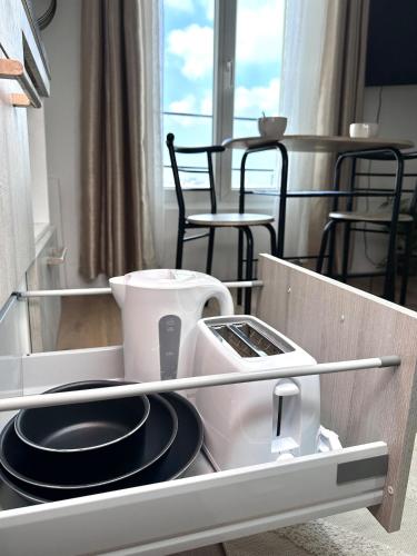 - un lave-linge dans un tiroir dans l'établissement Charmant appartement proche Paris Champs Élysées - Wifi, à Asnières-sur-Seine