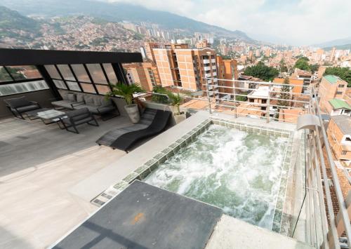Bazén v ubytování Apartamentos Montecarlo nebo v jeho okolí