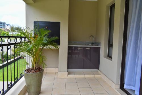 balcone con lavandino e pianta di Candymore luxury apartment a Midrand