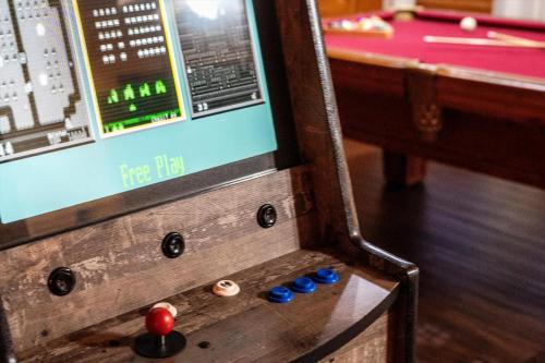 Family Retreat- Hot Tub- Pool Table- Fire Pit- BBQ Grill- Kids Zone- Arcade Games photo 35