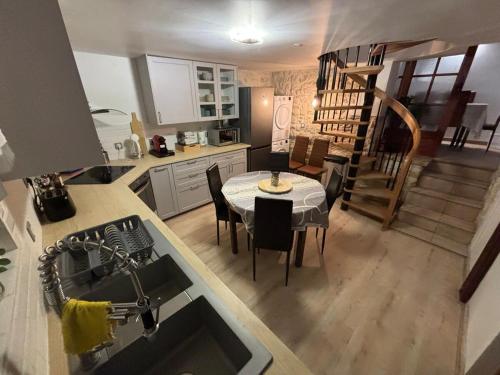 une cuisine et une salle à manger avec une table et des chaises dans l'établissement VR House 14 bedrooms 3 min metro 23 beds PARC EXPO, à Bagneux
