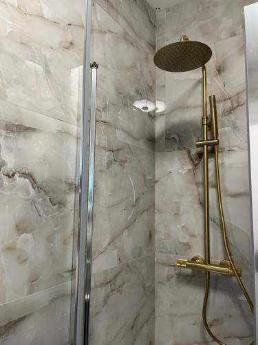 une douche avec une porte vitrée dans une salle de bain dans l'établissement Studio vue Mer, à Carry-le-Rouet