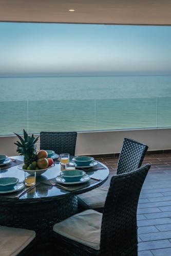 a table with a bowl of fruit on top at Zirene, Depto con jacuzzi priv in Chicxulub