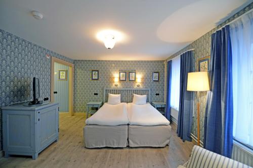 a bedroom with a bed and a television in it at Best Western Hotel Royal in Malmö