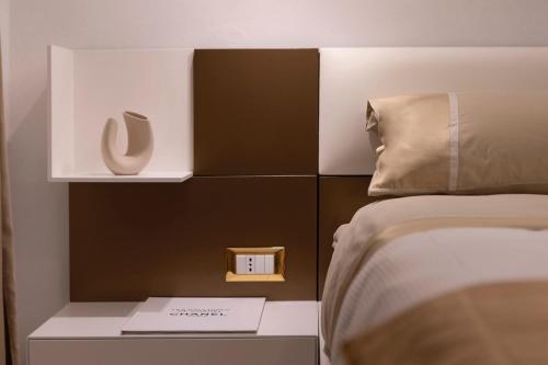 a room with a bed and a box on a night stand at Villino Peca in Forte dei Marmi