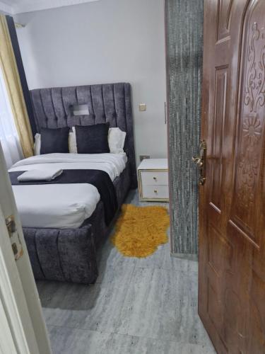 Postel nebo postele na pokoji v ubytování Vasha Stays