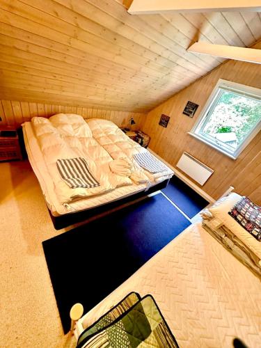 una camera mansardata con letto e finestra di Legoland Lalandia Billund Vejle sommerhus a Give