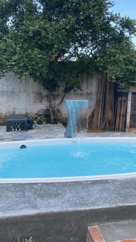 Bazén v ubytování Casa do rio com piscina nebo v jeho okolí