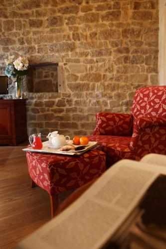 a living room with a coffee table and a brick wall at Villa Barberino in Meleto