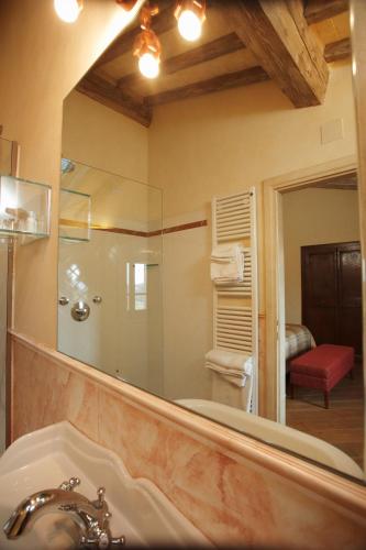 a bathroom with a sink and a mirror at Villa Barberino in Meleto