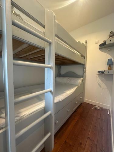 une chambre avec deux lits superposés dans une pièce dans l'établissement APPARTEMENT T2 4 PERSONNES Wifi et Climatisation, à Luchon