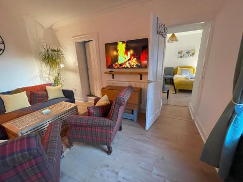 Televisyen dan/atau pusat hiburan di Beadles Cottage Lux Family Haven