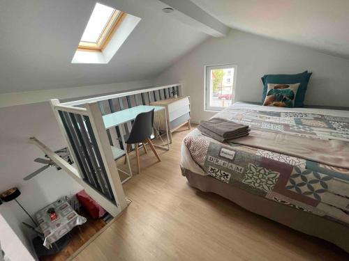 a bedroom with a bed and a desk in it at KXX Private complex 15 min PARIS ParcExpo 12 bedrooms in Bagneux