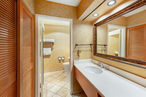 Ένα μπάνιο στο Best Western Plus Black Oak